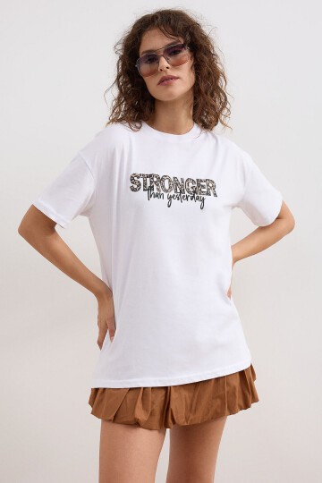 Kadın Bisiklet Yaka Stronger Baskılı Kısa Kollu T-shirt