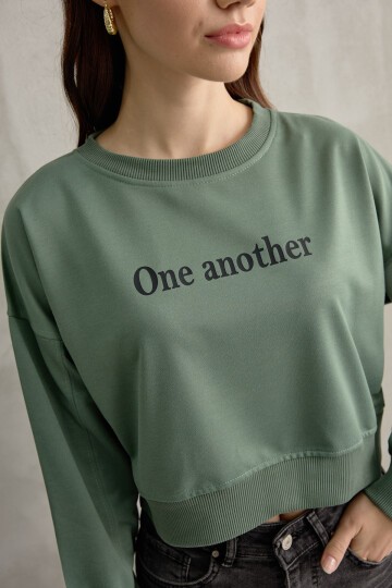 Kadın One Baskı Yarasa Kol Crop Sweatshirt